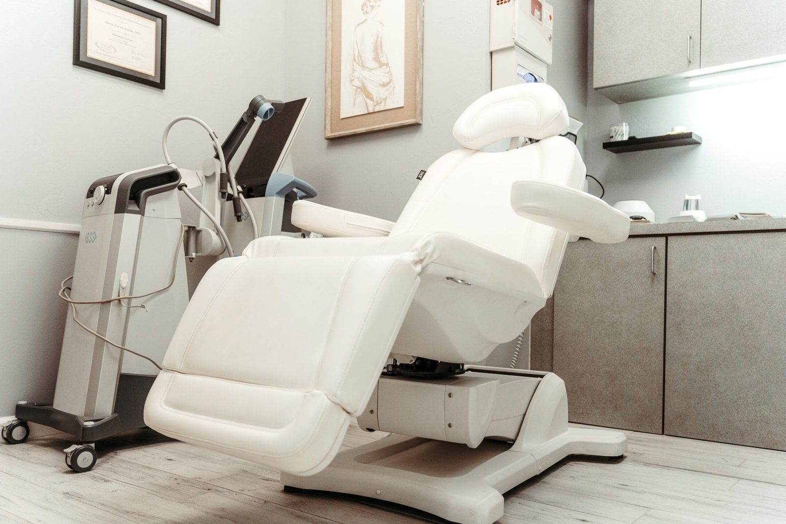 Clinic treatment room (illustrative image)