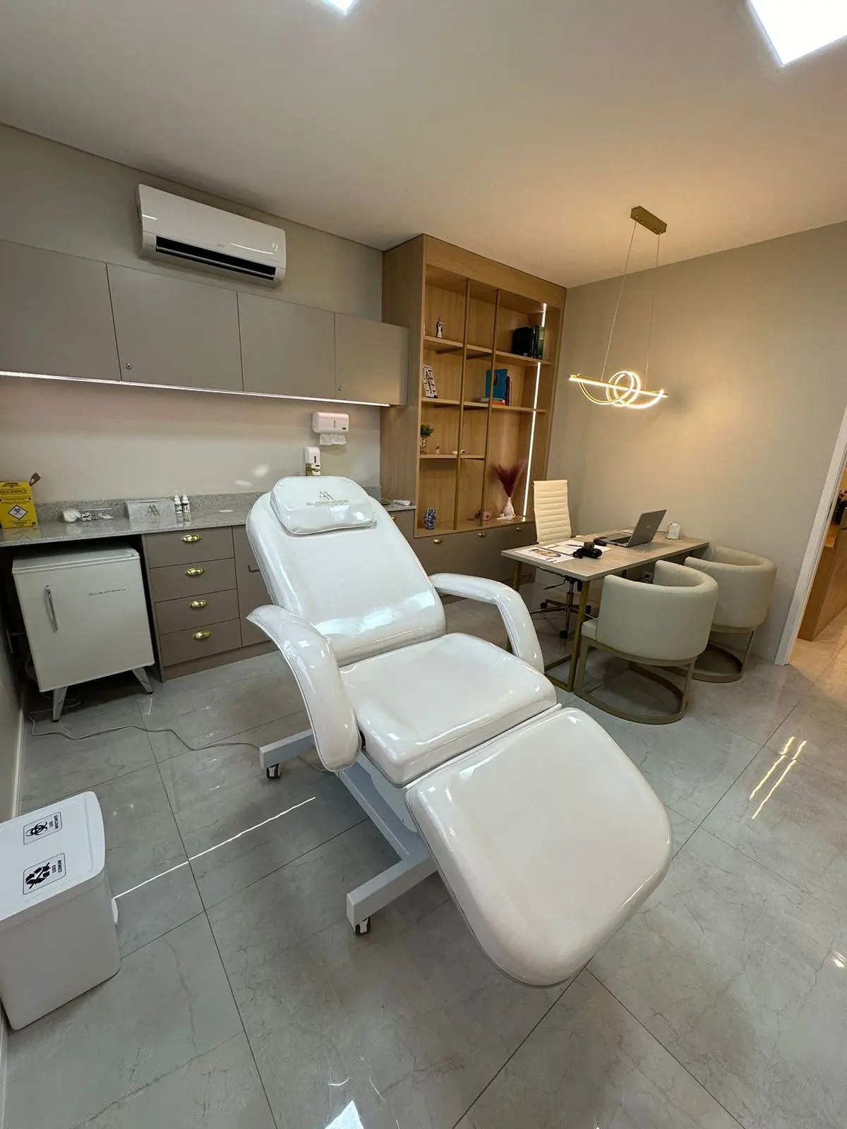 Clinic treatment room (illustrative image)