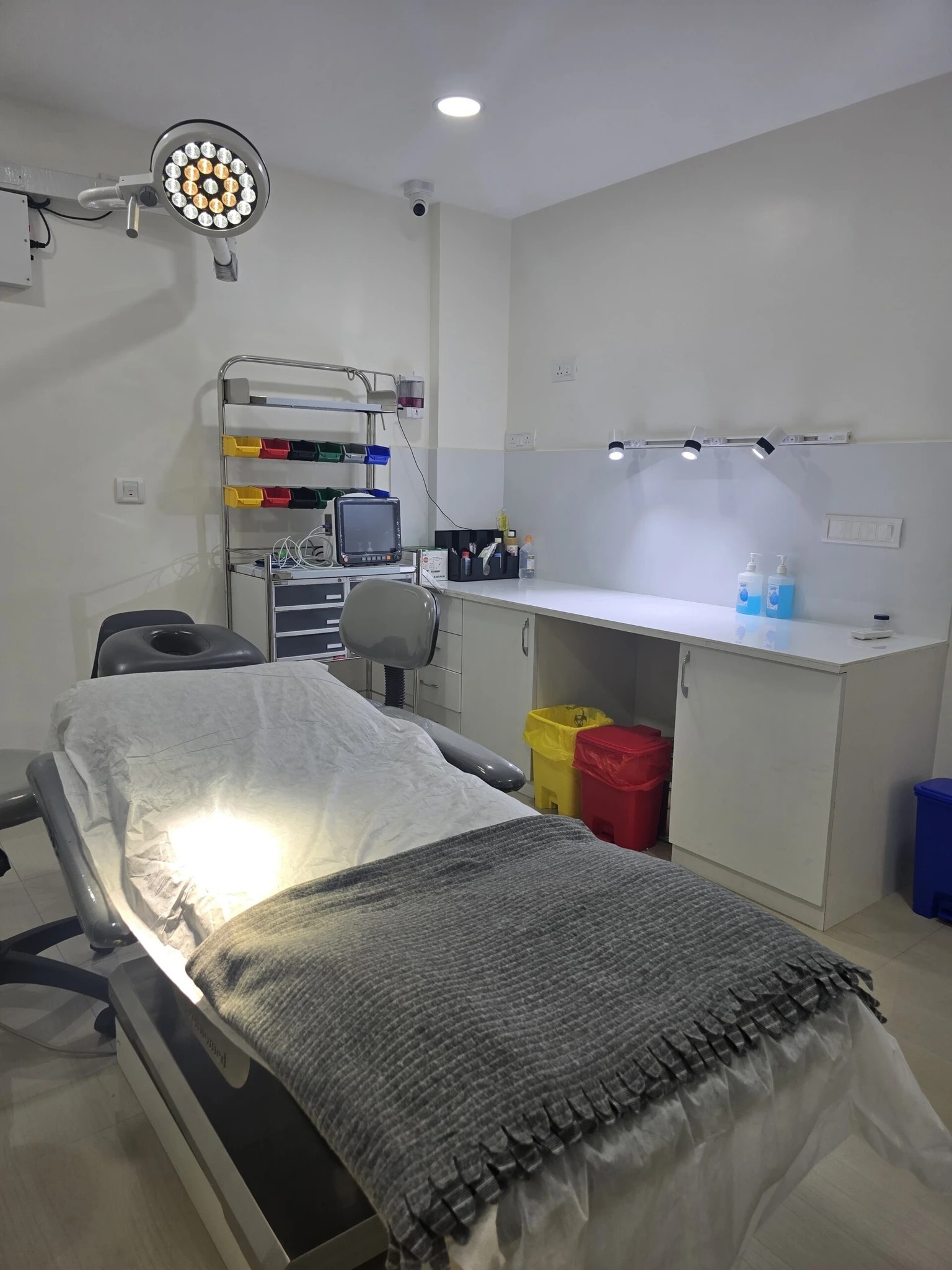 Bright hair restoration treatment room (illustrative image)
